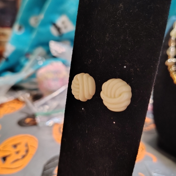 Vintage Avon knot earrings - Picture 2 of 4